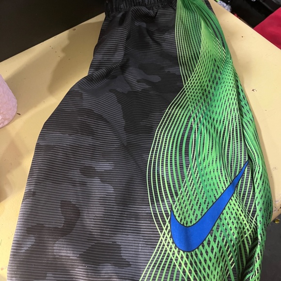 Nike Boys Board Shorts-Size XL Black Blue, and Green in Great Condition - Picture 2 of 4
